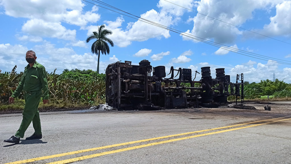 Accidente de camión cisterna en cercanías a un incendio en un depósito de combustible en Matanzas, Cuba