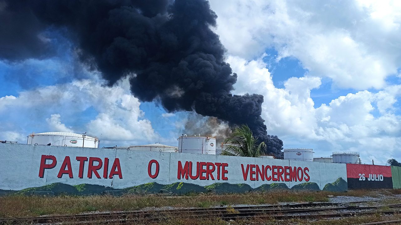 EU impondrá aranceles a bienes de países que suministren petróleo a Cuba