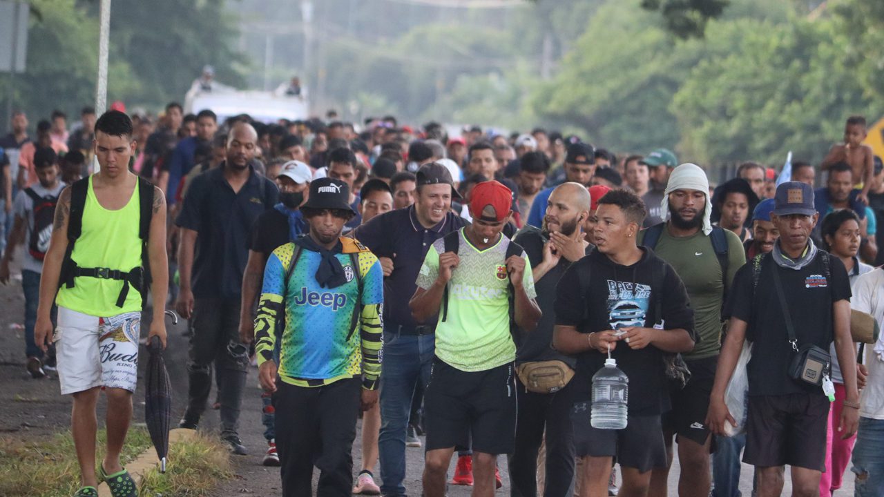 Unos 1,000 migrantes se suman a caravana hacia EU