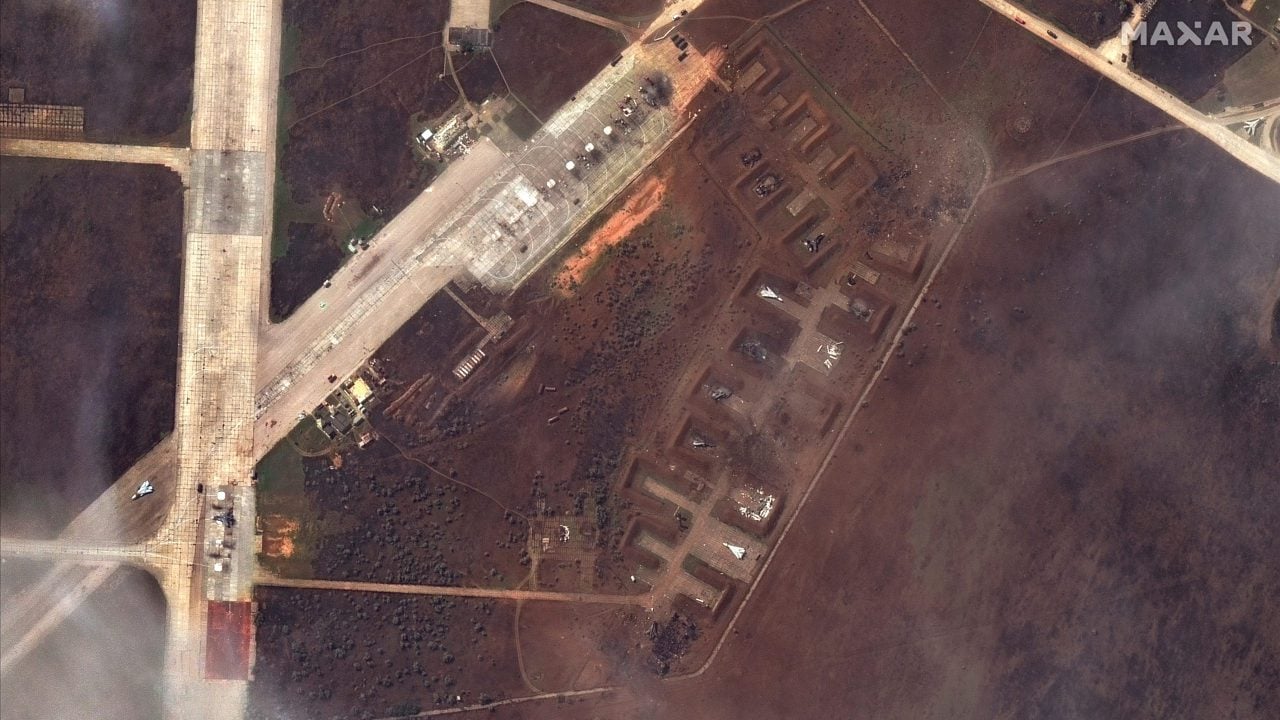 Imágenes de satélite muestran la devastación en la base aérea rusa de Crimea