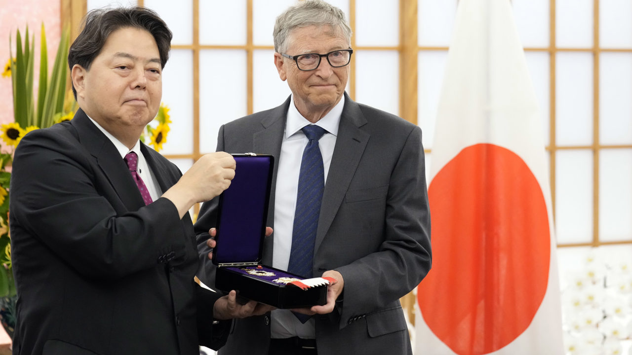 Japón condecora a Bill Gates con la Orden del Sol Naciente