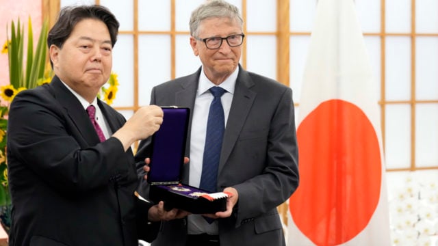 Bill Gates recibe medalla en Japón por su preocupación por la salud mundial