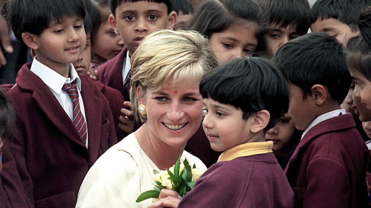 Famoso colgante del ‘lago de los cisnes’ de la princesa Diana sale a subasta
