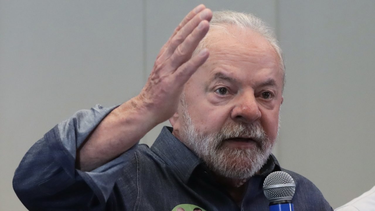 Lula habla del hambre y Bolsonaro destaca ayuda a pobres en campañas