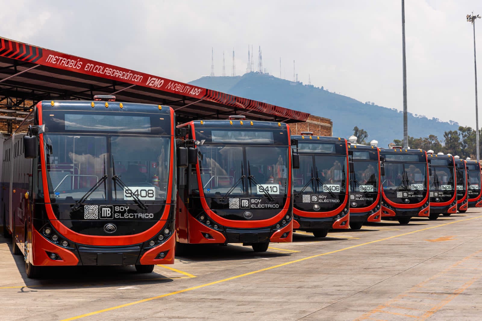 MIVSA, filial de MOBILITY ADO, y Santander anuncian financiamiento para la compra de 50 autobuses eléctricos para el Metrobús