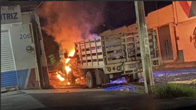 Tras detención de capo en CDMX, queman autos y una tienda en Colima