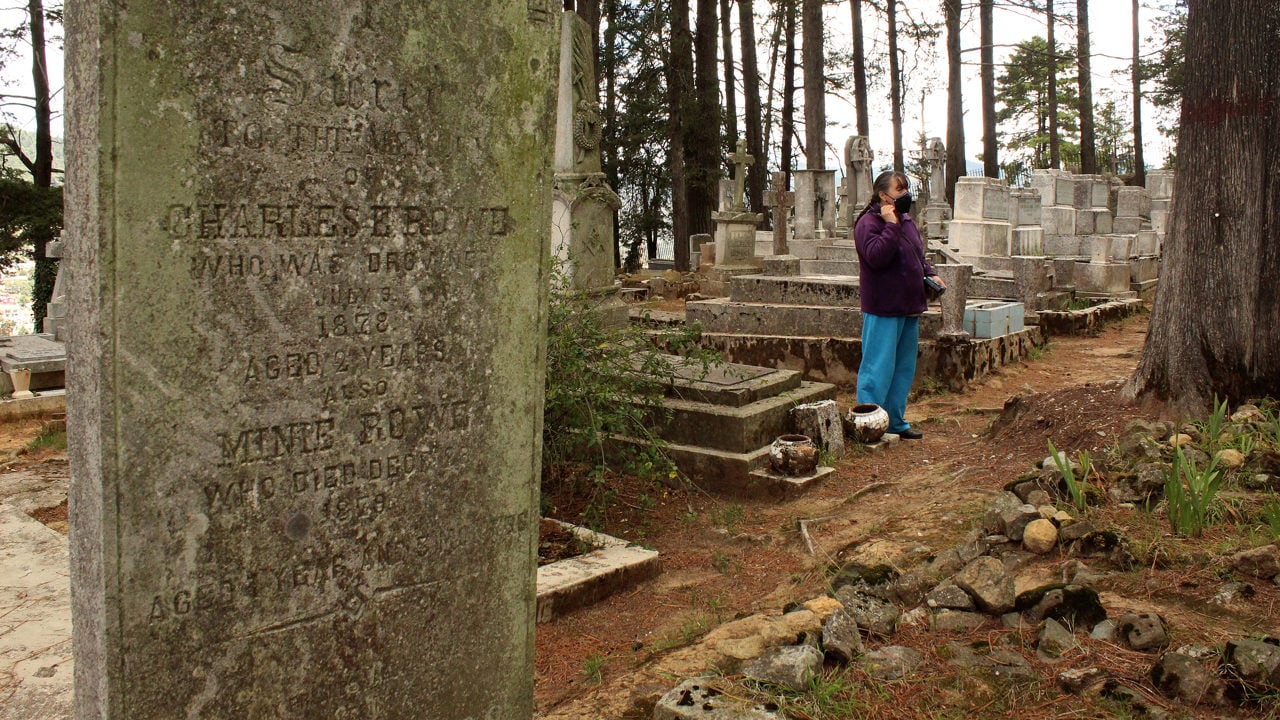 Hija de un lord vigila el primer cementerio británico de América en México