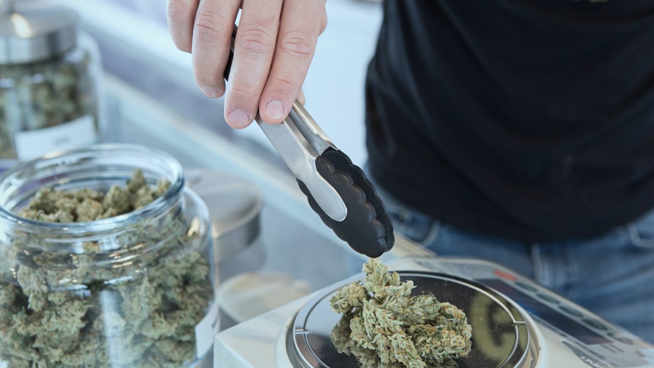 Retiran de Times Square camionetas de venta de cannabis