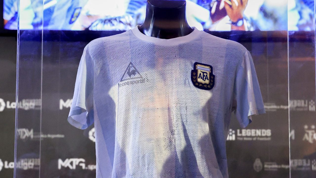 El sorprendente origen de la playera de la ‘Mano de Dios’