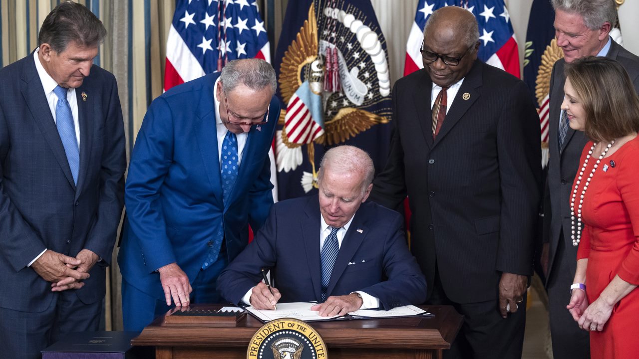 Biden firma ley contra la inflación; busca fortalecerse con ella para las elecciones