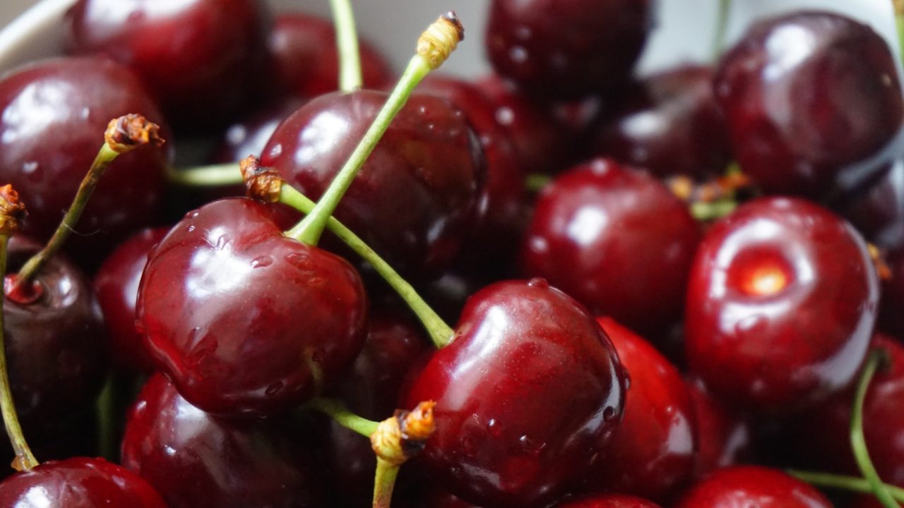 Por mal clima y Asia, se desploma importación de cerezas a México