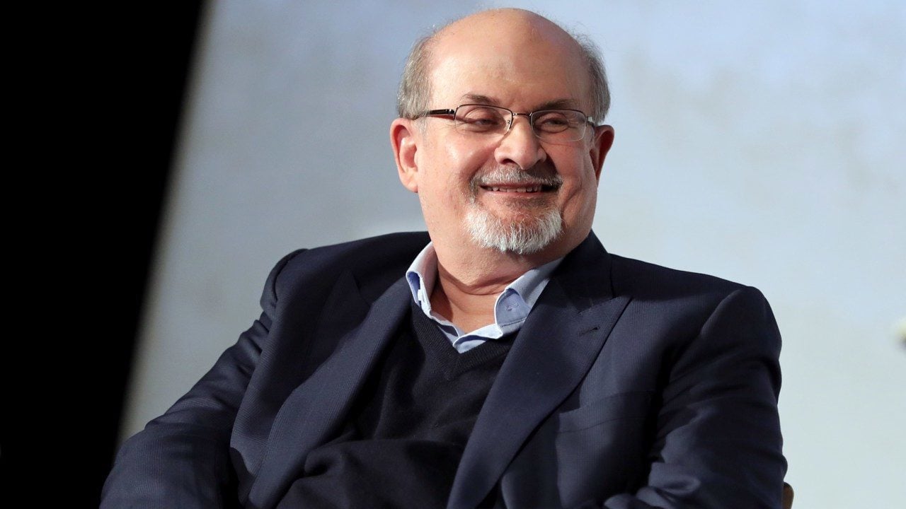Escritor Salman Rushdie, atacado sobre el escenario durante un acto en EU
