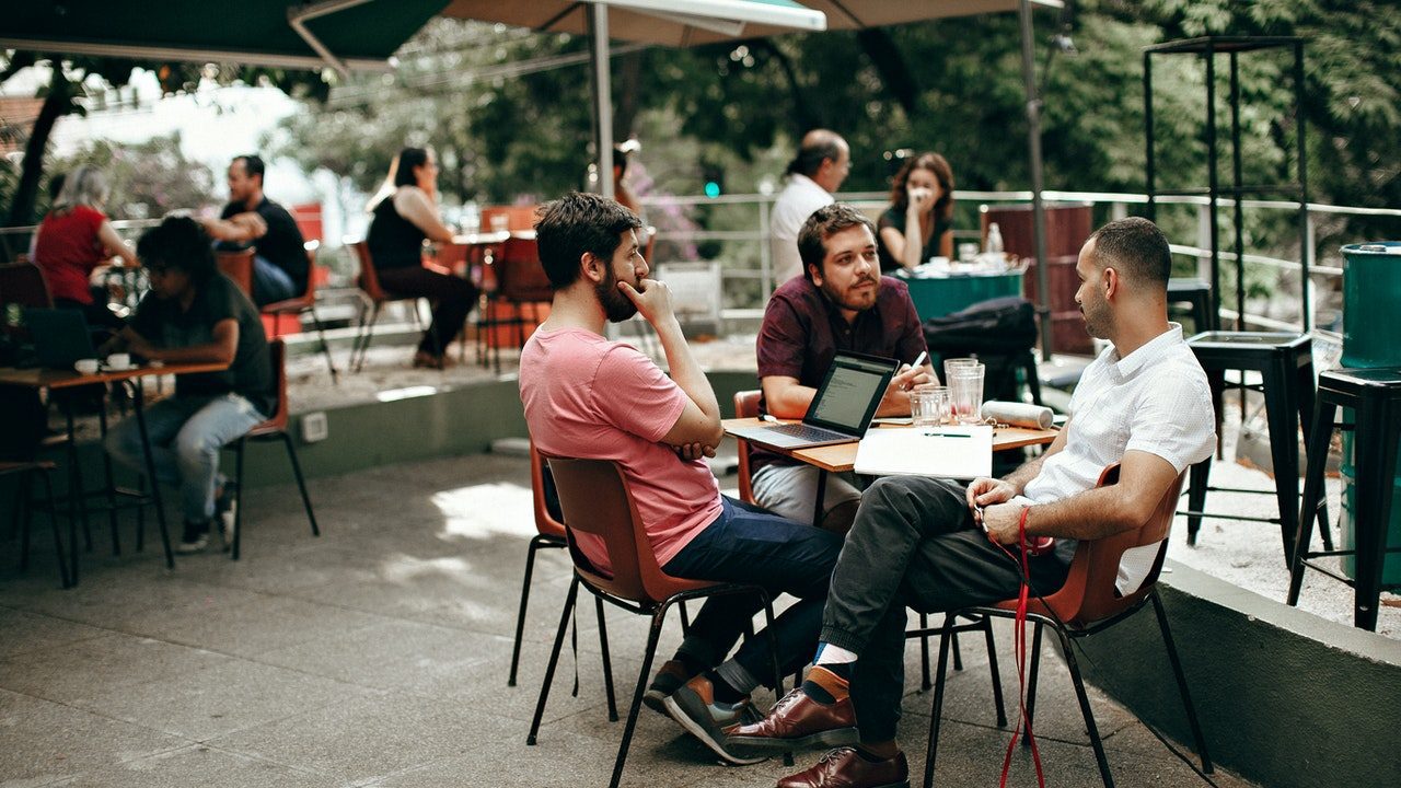 ¿Es buena idea emprender con amigos? Expertos te dan la respuesta