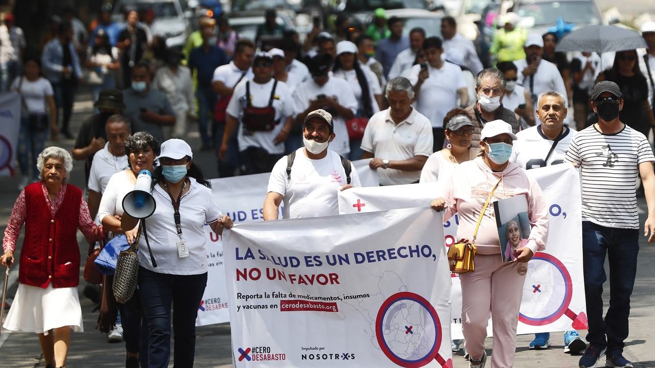Familias de niños con cáncer marchan para exigir abasto de medicamentos