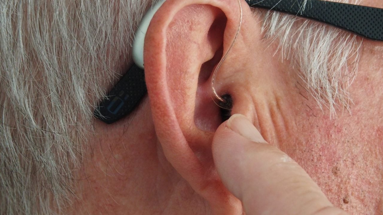Revelan que estímulo de nervio del oído ayuda a pacientes graves de Covid-19