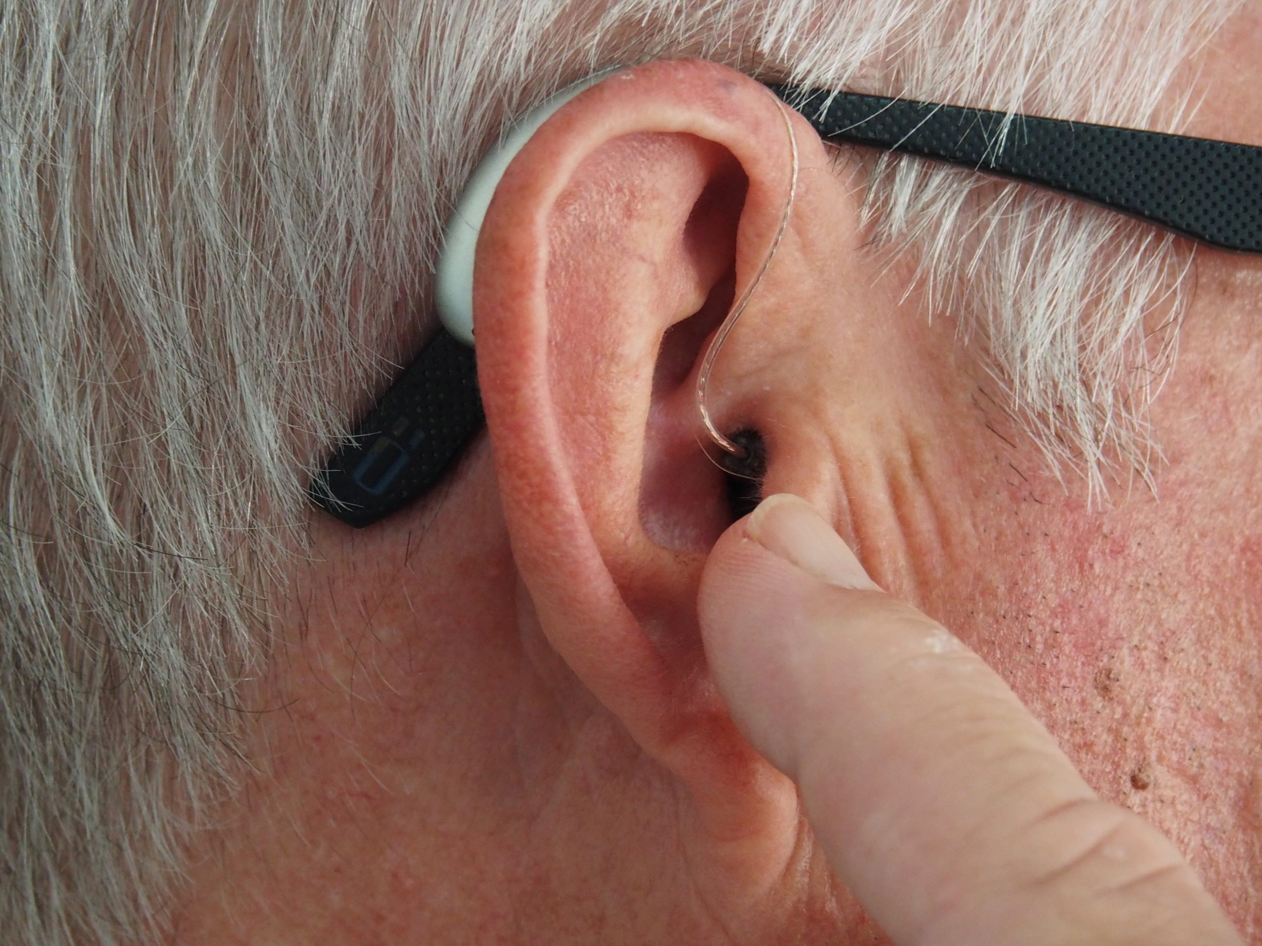 Revelan que estímulo de nervio del oído ayuda a pacientes graves de Covid-19