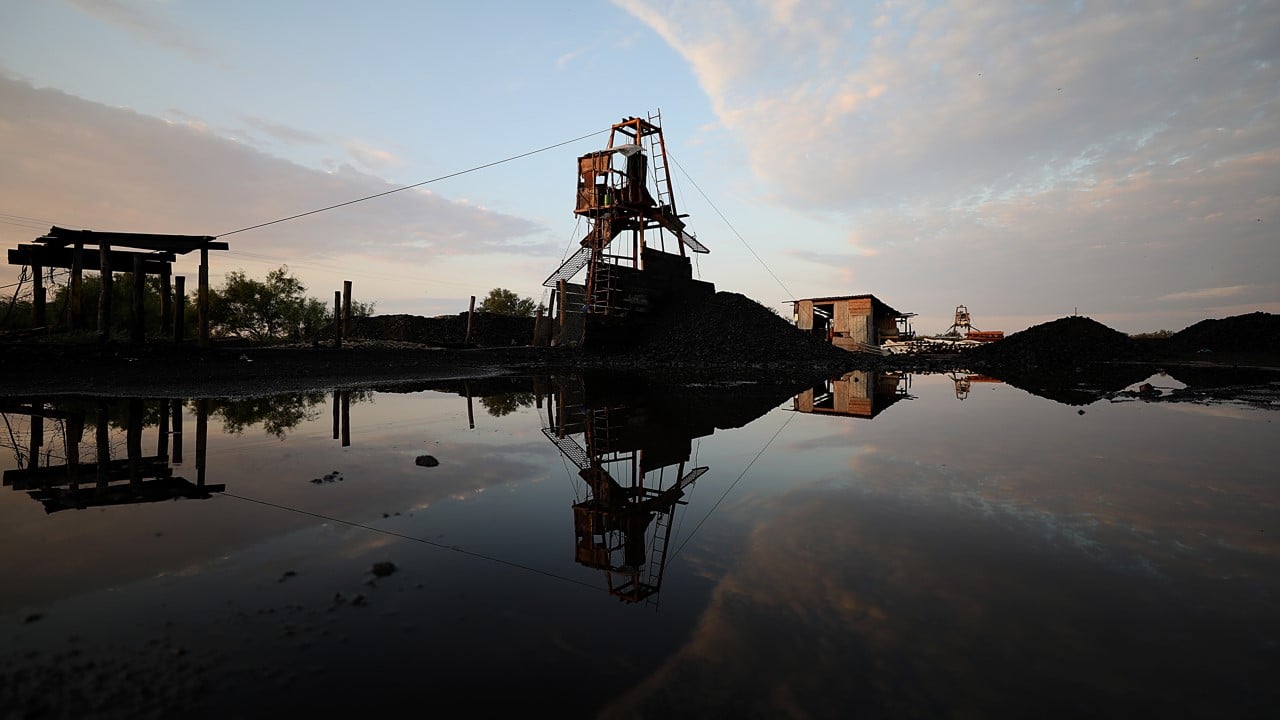Dos semanas después del derrumbe en mina de Coahuila, incertidumbre pega a familias