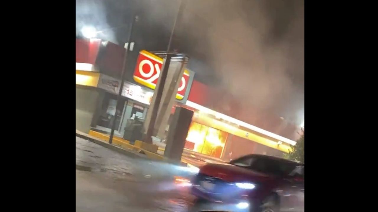 Sedena irrumpe en reunión de capos en Jalisco; narco quema comercios, autos, gasolineras