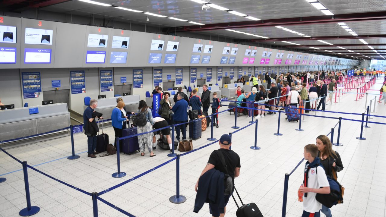 La demanda global de transporte aéreo de pasajeros aumento 8% en abril
