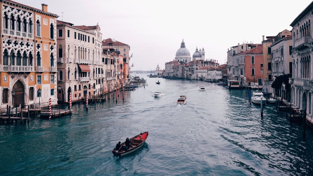 Venecia multa a turistas por hacer surf en el Gran Canal
