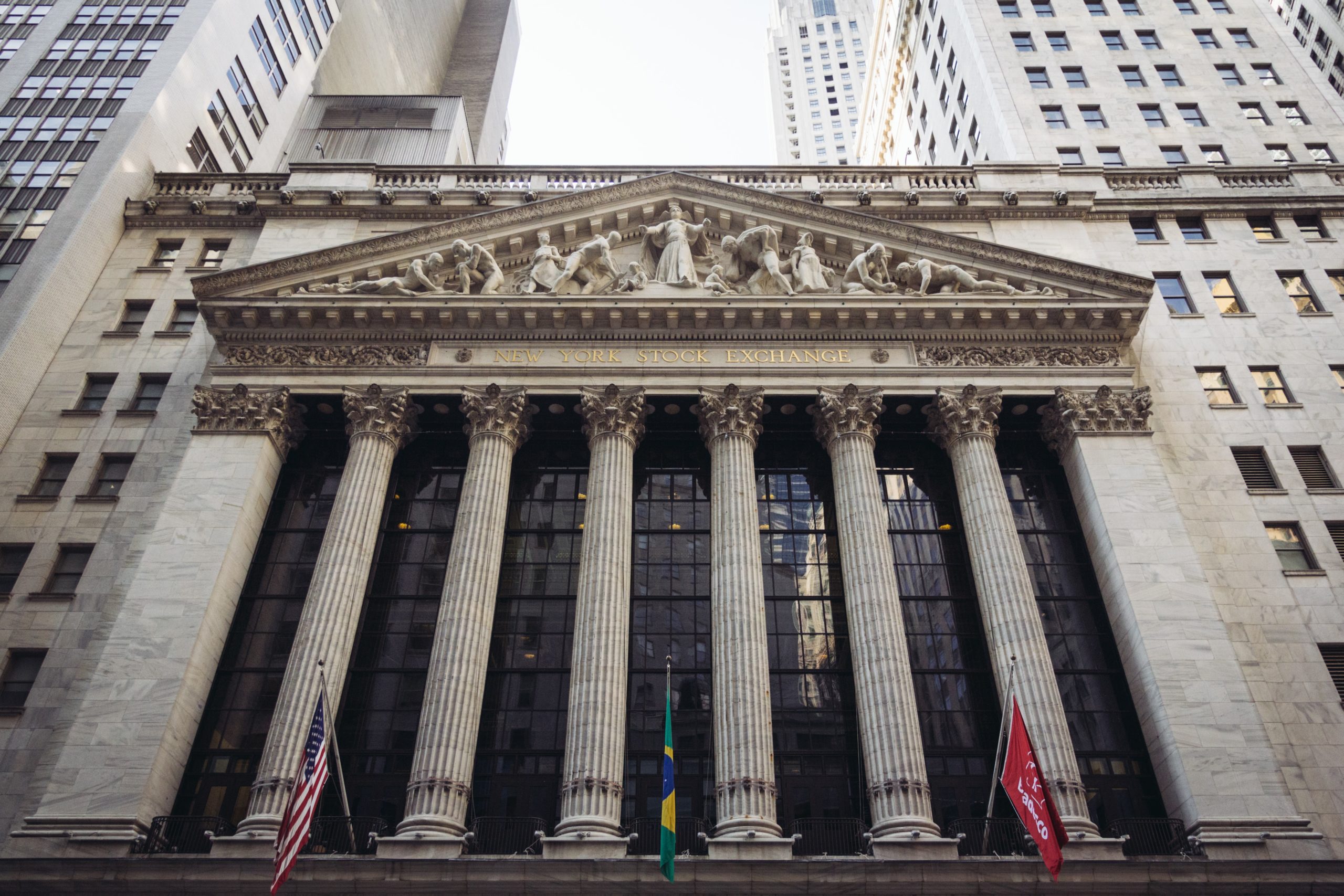 Wall Street cierra con baja y volatilidad tras minutas de la Fed