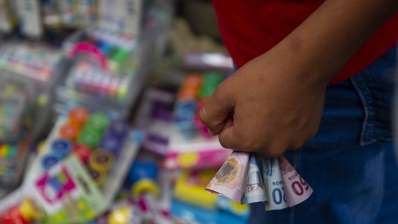 Inflación en México habría alcanzado punto máximo previsto por Banxico: sondeo