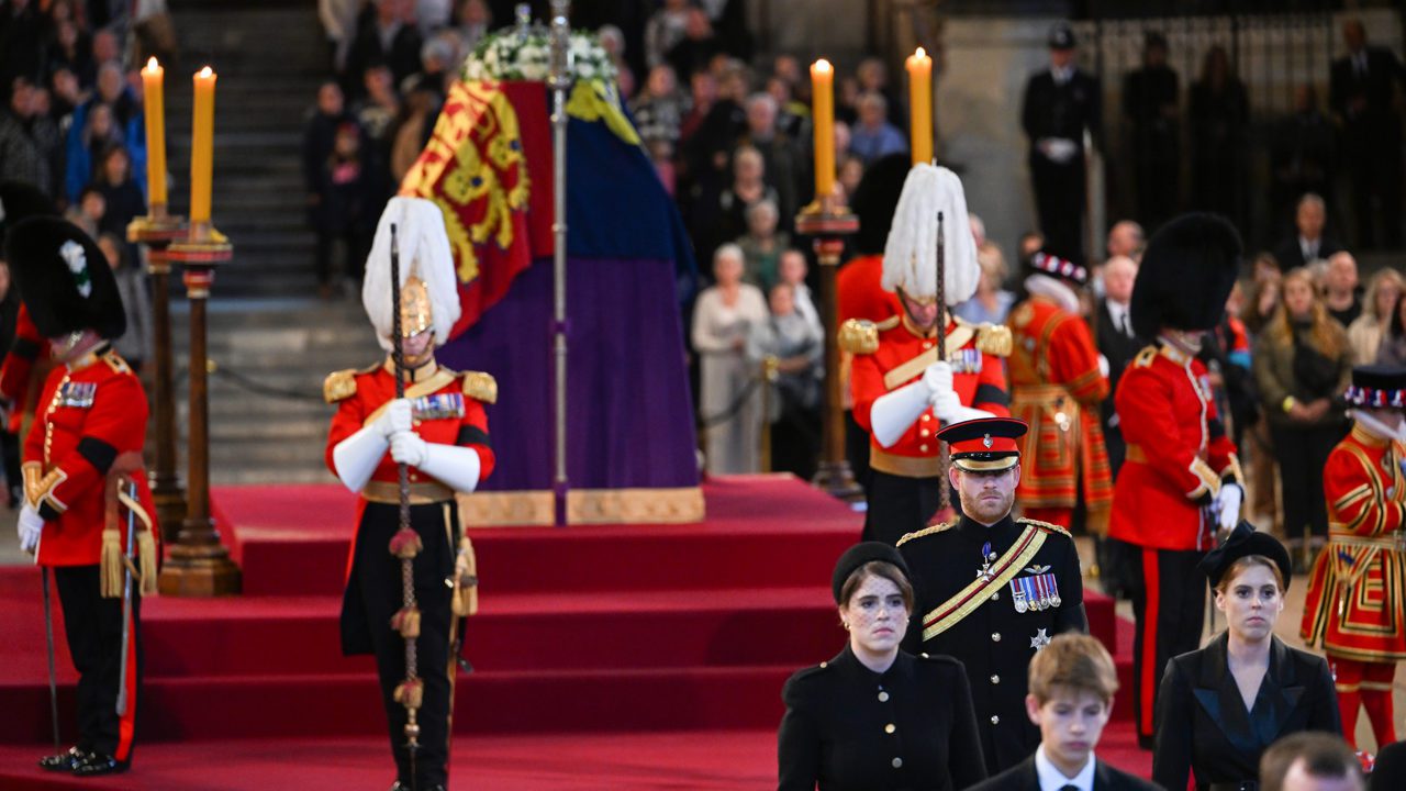Esto escribió Ebrard en el libro de condolencias por la muerte de la reina Isabel II