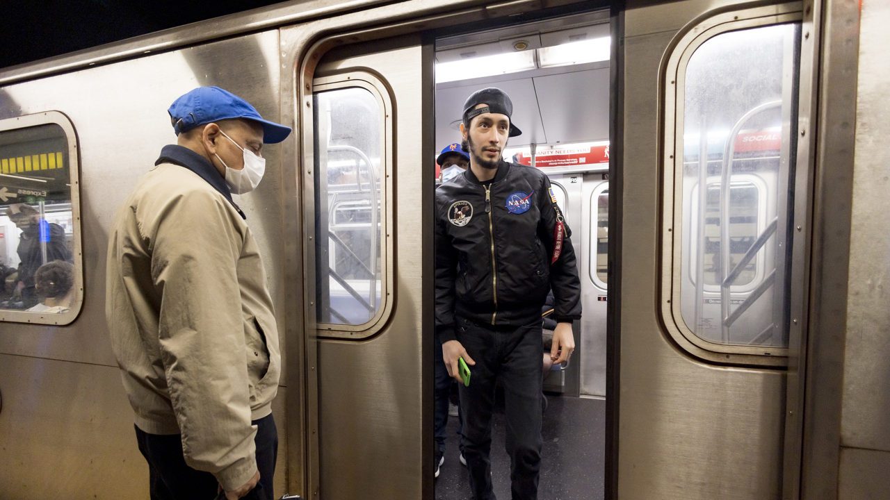 NY levanta mandato de llevar cubrebocas en medios de transporte