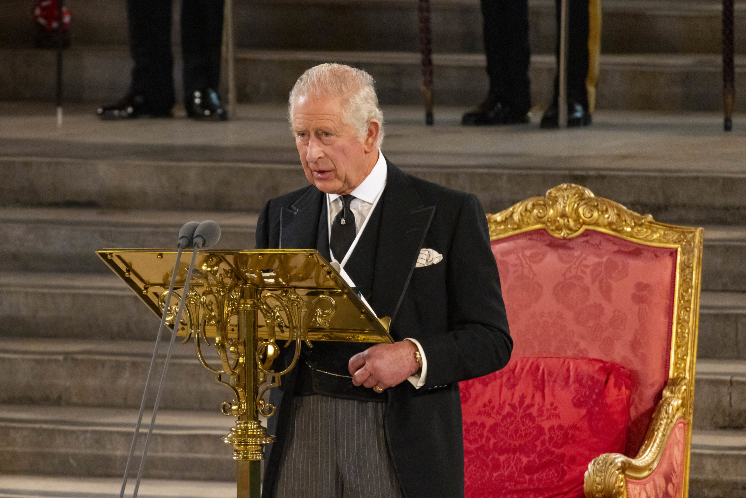 Carlos III promete en el parlamento