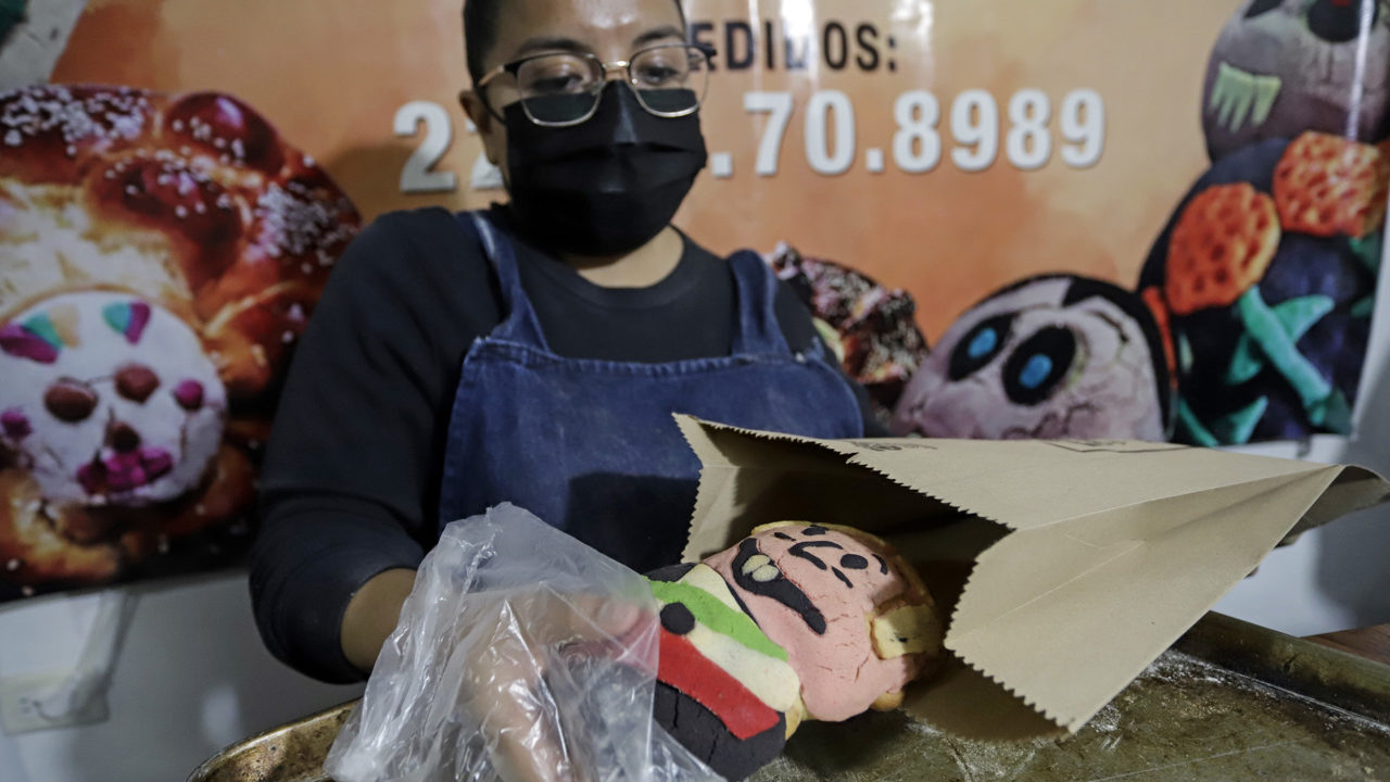 Panaderos crean la AMLO-Concha con motivo de las fiestas patrias