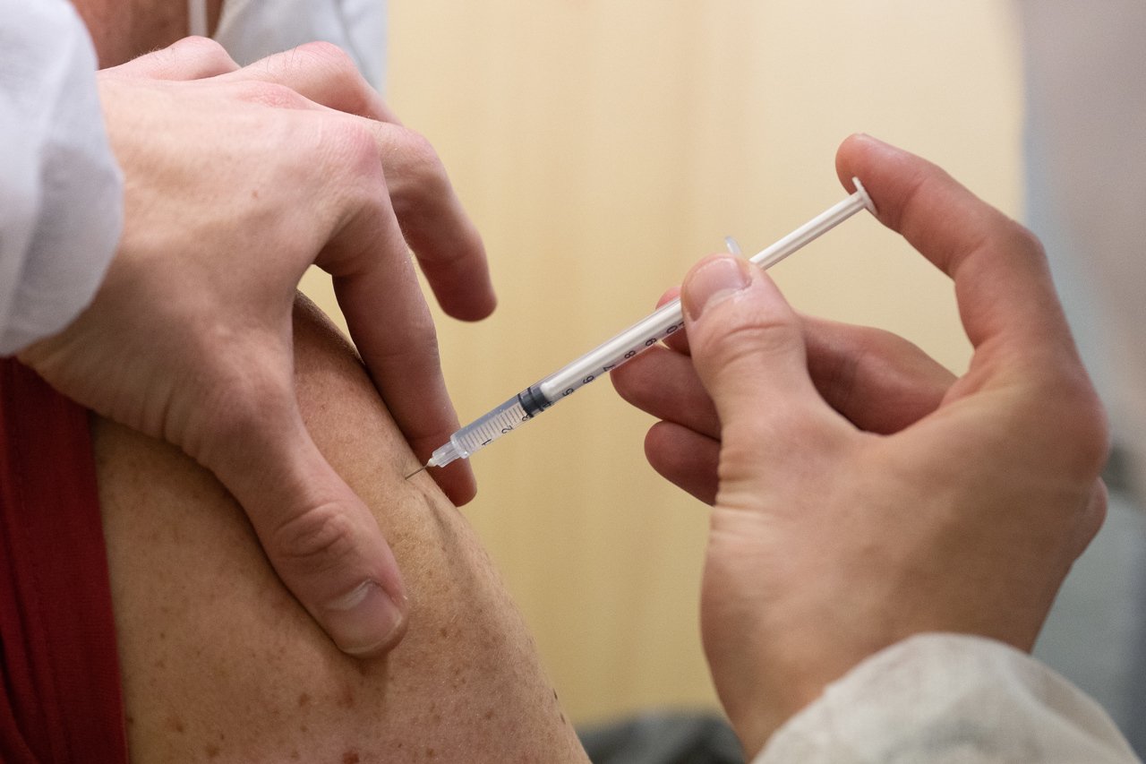 Europa respalda vacunas de Pfizer y Moderna adaptadas a variantes