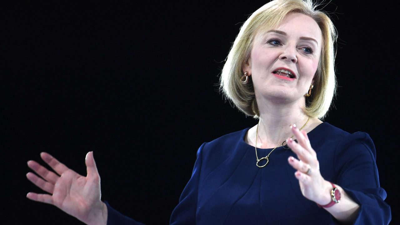 Liz Truss, bajo presión para dimitir tras fracaso de plan fiscal