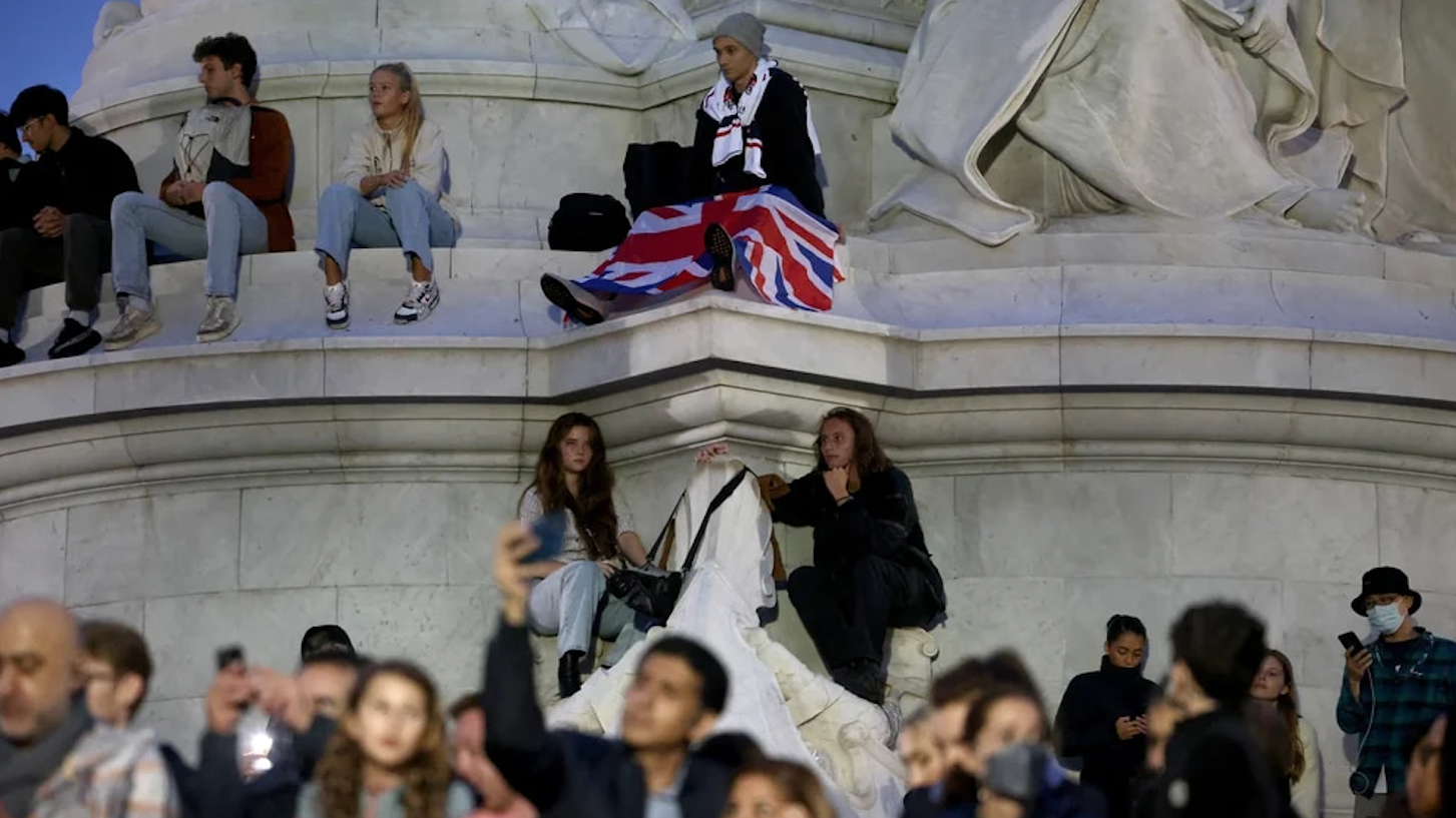 Despedida a reina Isabel II: multitud canta ‘God Save the Queen’ frente a Buckingham