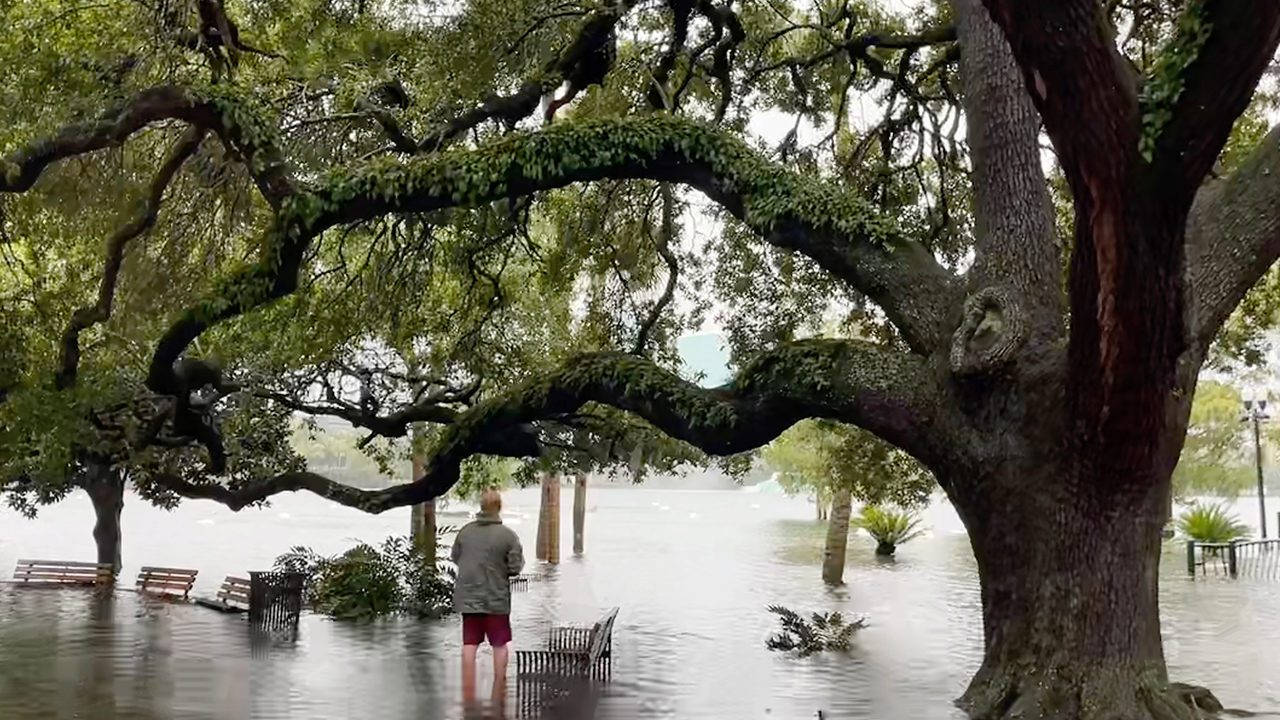Florida espera a Nicole con órdenes de evacuación y apertura de refugios
