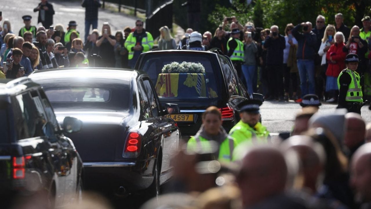 Miles de personas salen a las calles de Escocia para ver paso del féretro de la reina