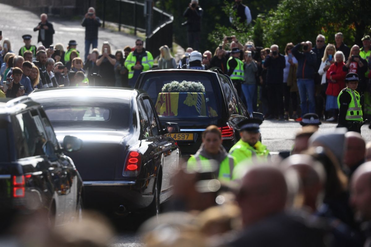 Miles de personas salen a las calles de Escocia para ver paso del féretro de la reina