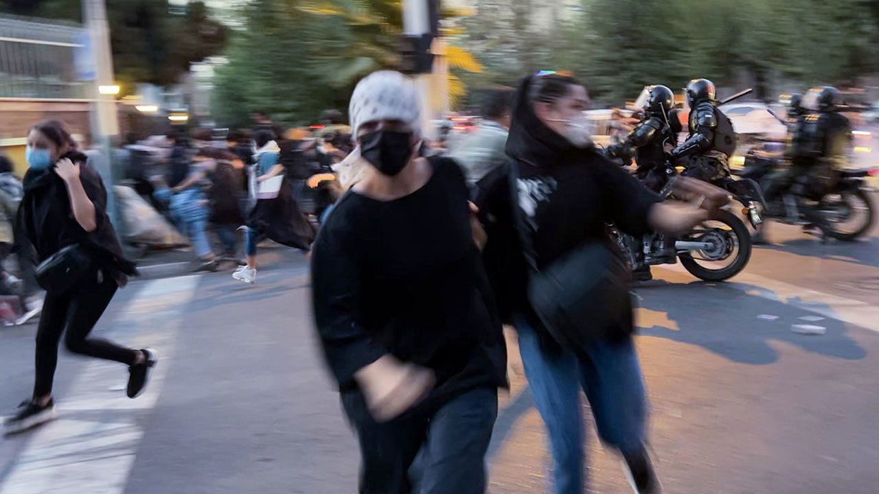 Fotogalería: La lucha de las jóvenes en Irán por libertades y oportunidades
