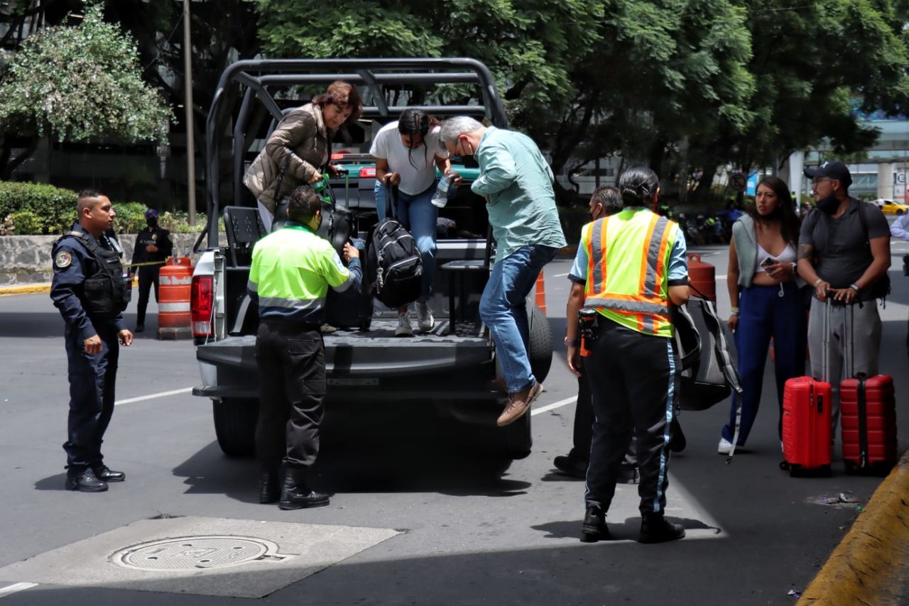 Extrabajadores de Mexicana bloquean acceso al AICM como protesta por desalojo