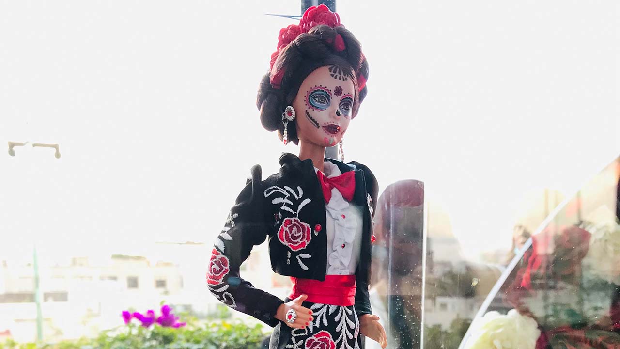 Diseño e inspiración de Benito Santos visten a la ‘Barbie Día de Muertos’