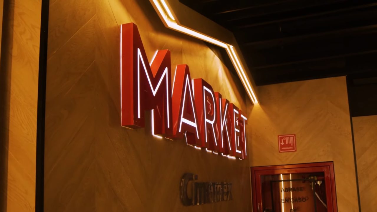 Esta cadena de cines convierte sus dulcerías en mercados: llenas tu canasta y al final pagas