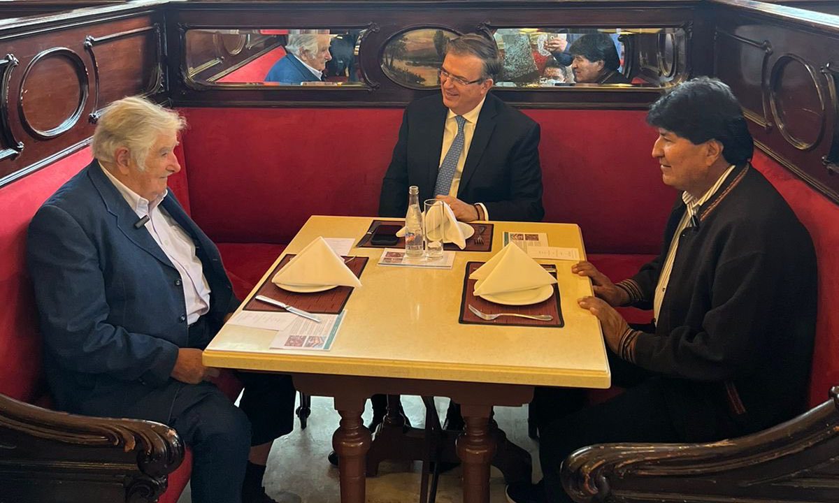 Ebrard lleva a comer a Evo Morales y José Mujica previo al ‘Grito’ de Independencia