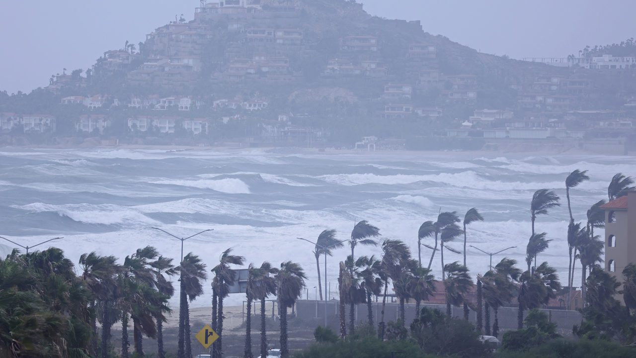 Huracán Kay se debilita pero deja lluvias y fuertes vientos en península de Baja California