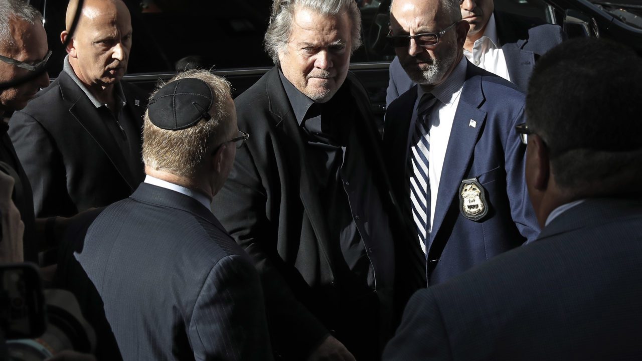 Muro de Trump: Steve Bannon se entrega para enfrentar cargos penales