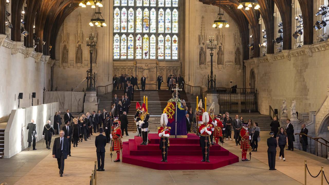 Luto en Londres: Miles desfilan ante el féretro de la reina Isabel
