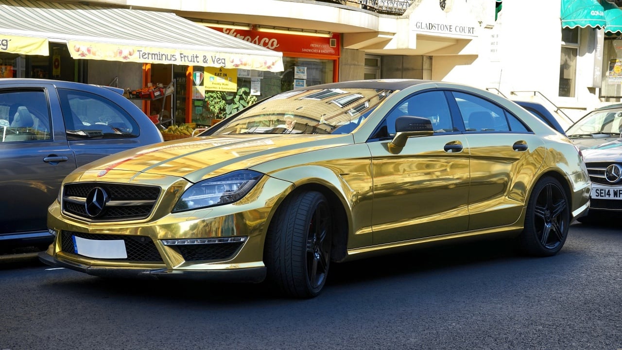 Lujo en cuatro ruedas: autos cubiertos de oro
