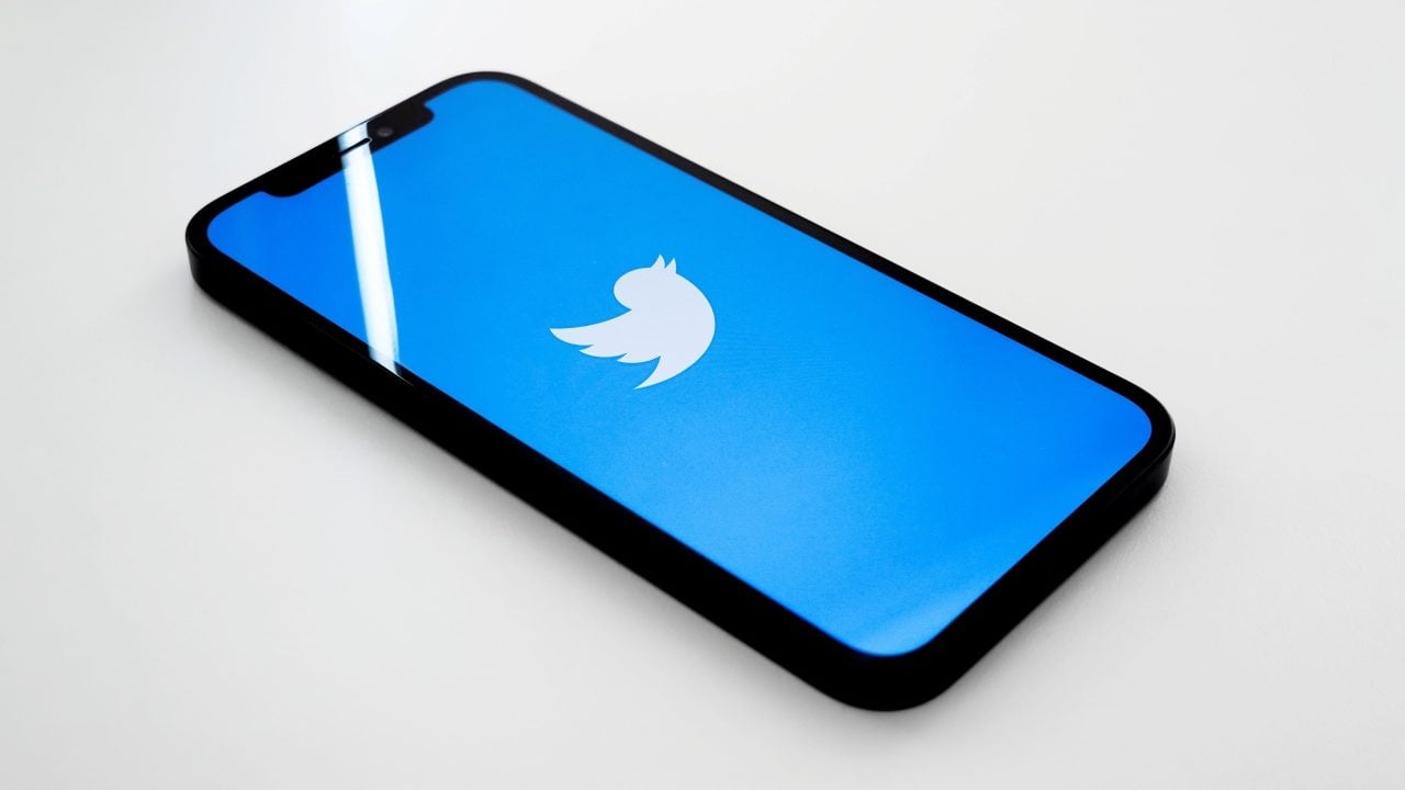 Twitter suspende a varios periodistas; Europa amenaza con sanciones
