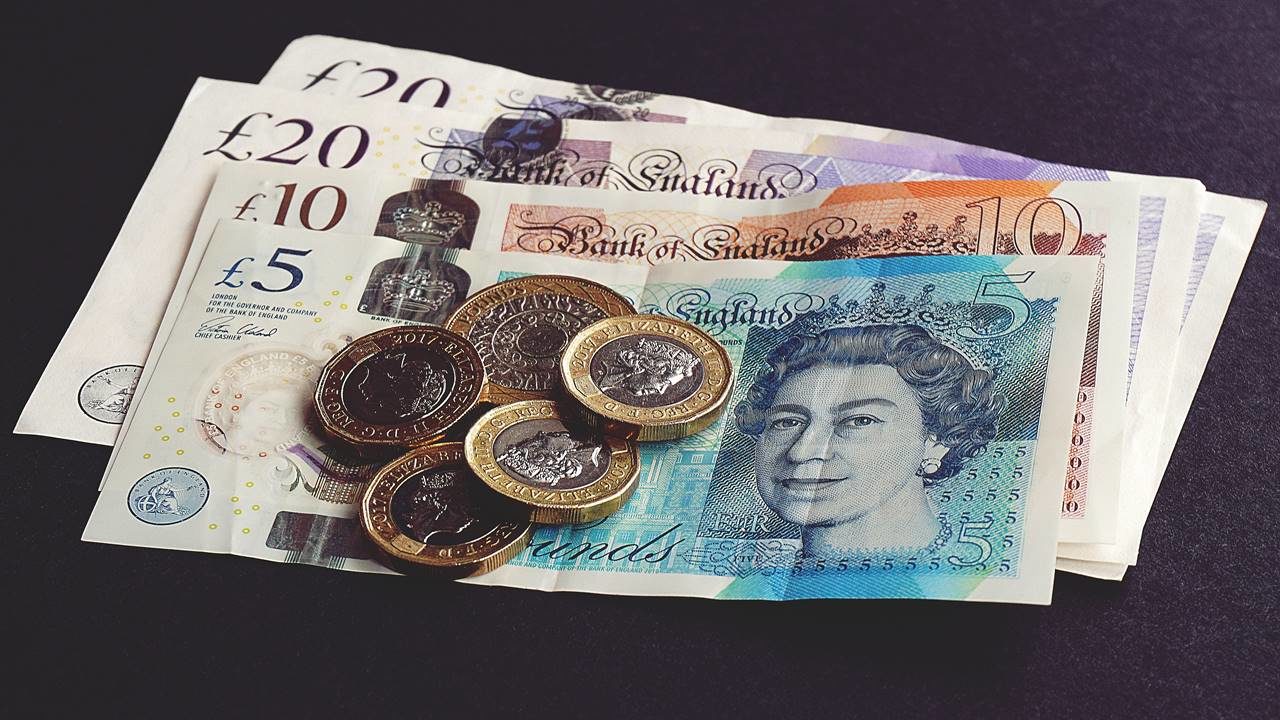Libra y euro suben después de que el Banco de Inglaterra activó la compra de bonos