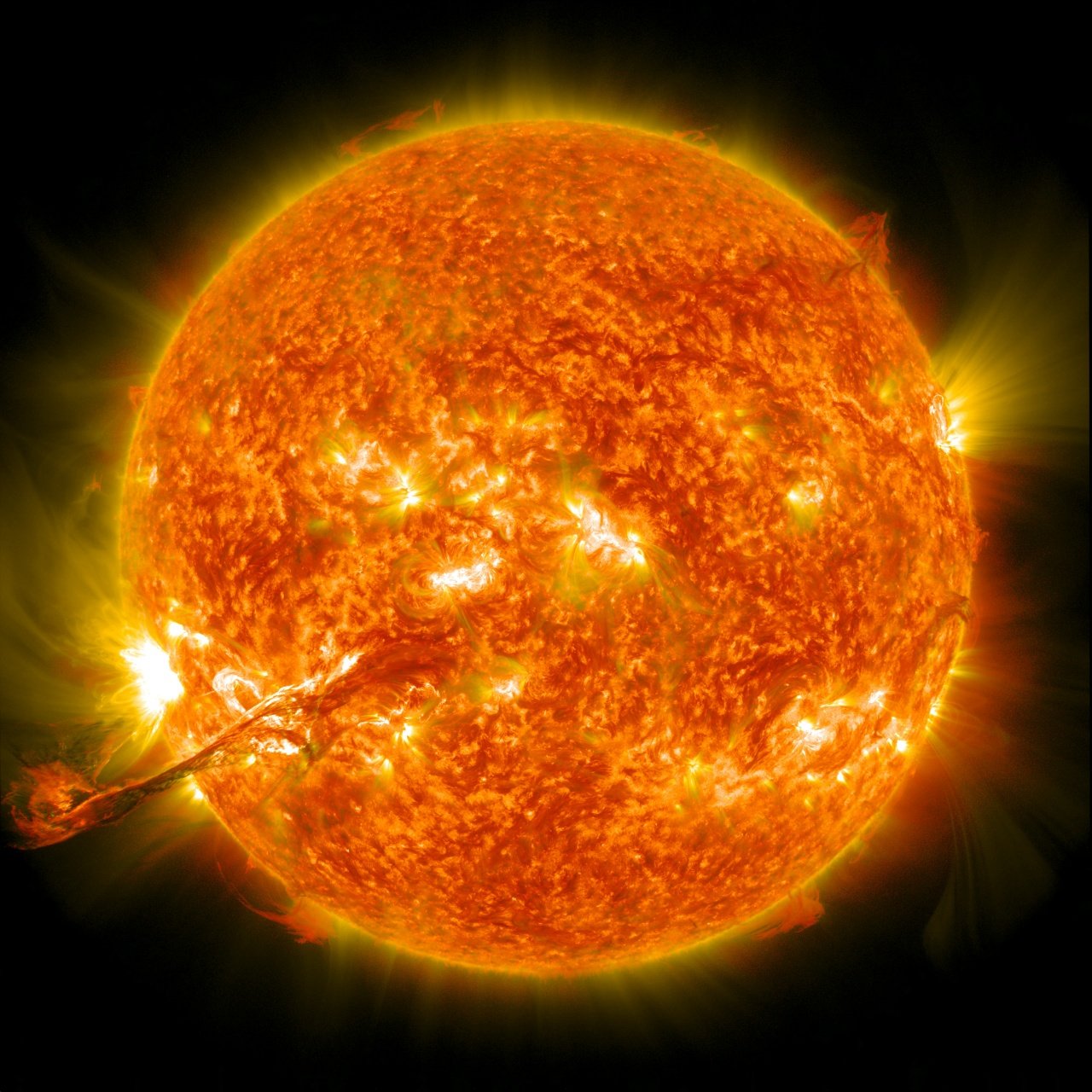Ondas magnéticas podrían ser la causa de las altas temperaturas de la corona solar