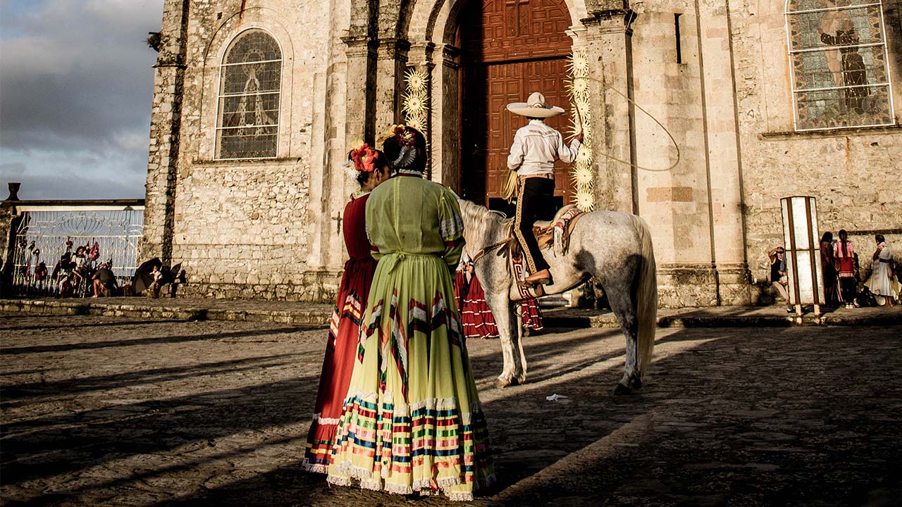 Historia de 4 trajes típicos que nos invitan a viajar por la  tradición mexicana