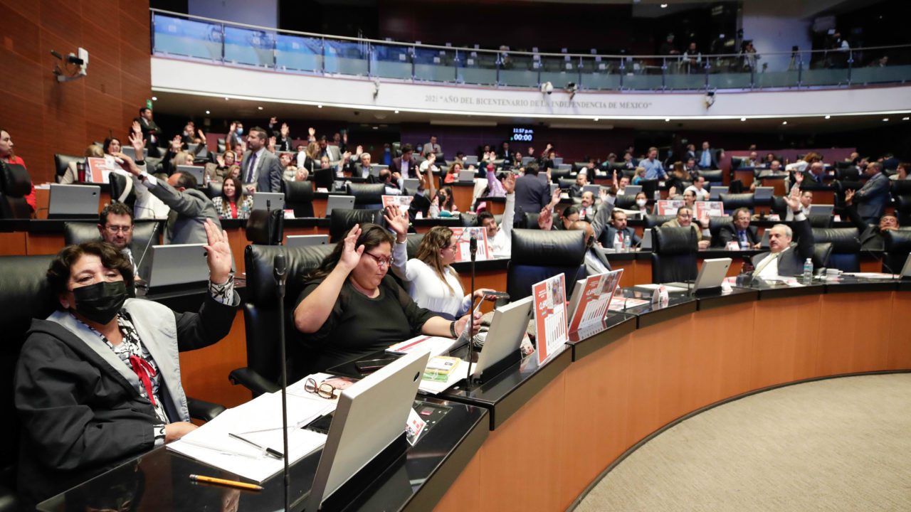 Senado avala ‘plan B’ electoral; oposición dice a Morena: ‘nos vemos en el Zócalo’